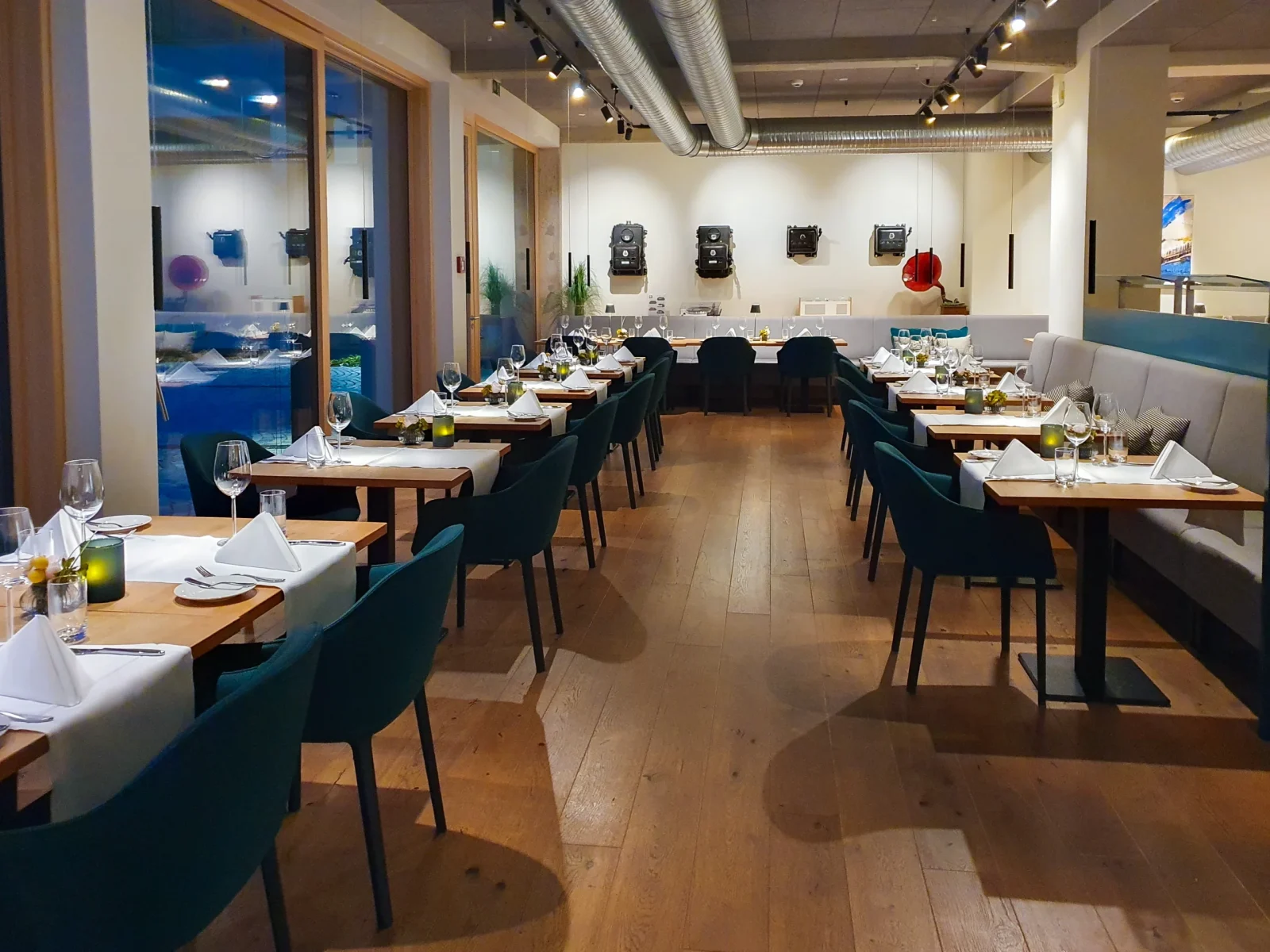 Restaurant Feinwerk Raumansicht bei gedeckten Tischen