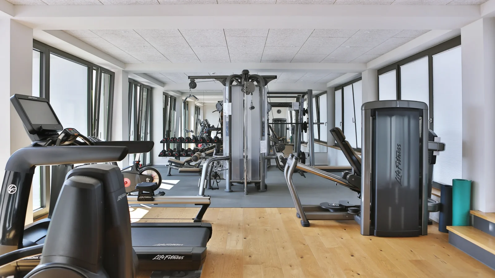 Foto des Fitnessraums im Hotel Federwerk mit verschiedenen Fitnessgeräten