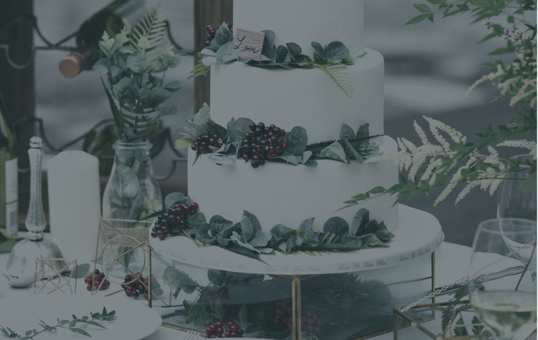 Torte mit Blüten auf Buffettisch