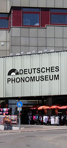 Eingang und Logo des deutschen Phonomuseums Eingang und Logo des deutschen Phonomuseums