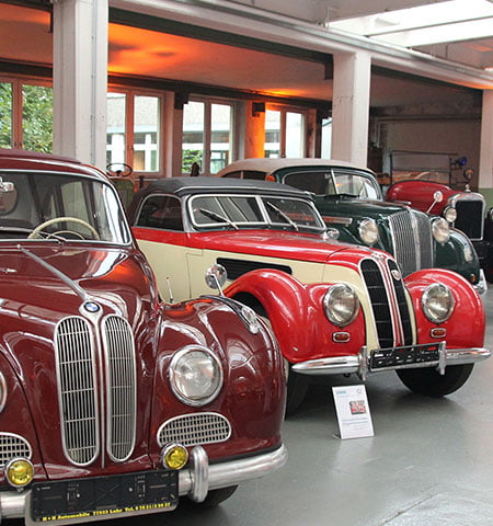 Mehrere Oldtimer in einer Halle in St. Georgen Mehrere Oldtimer in einer Halle in St. Georgen