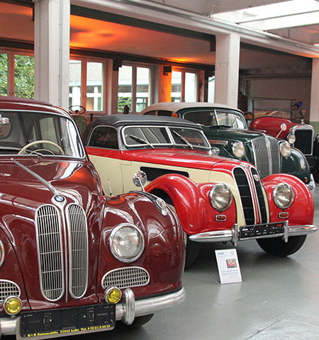 Mehrere Oldtimer in einer Halle in St. Georgen