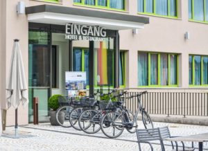E-Bikes vor dem Eingang des Hotel Federwerk E-Bikes vor dem Eingang des Hotel Federwerk