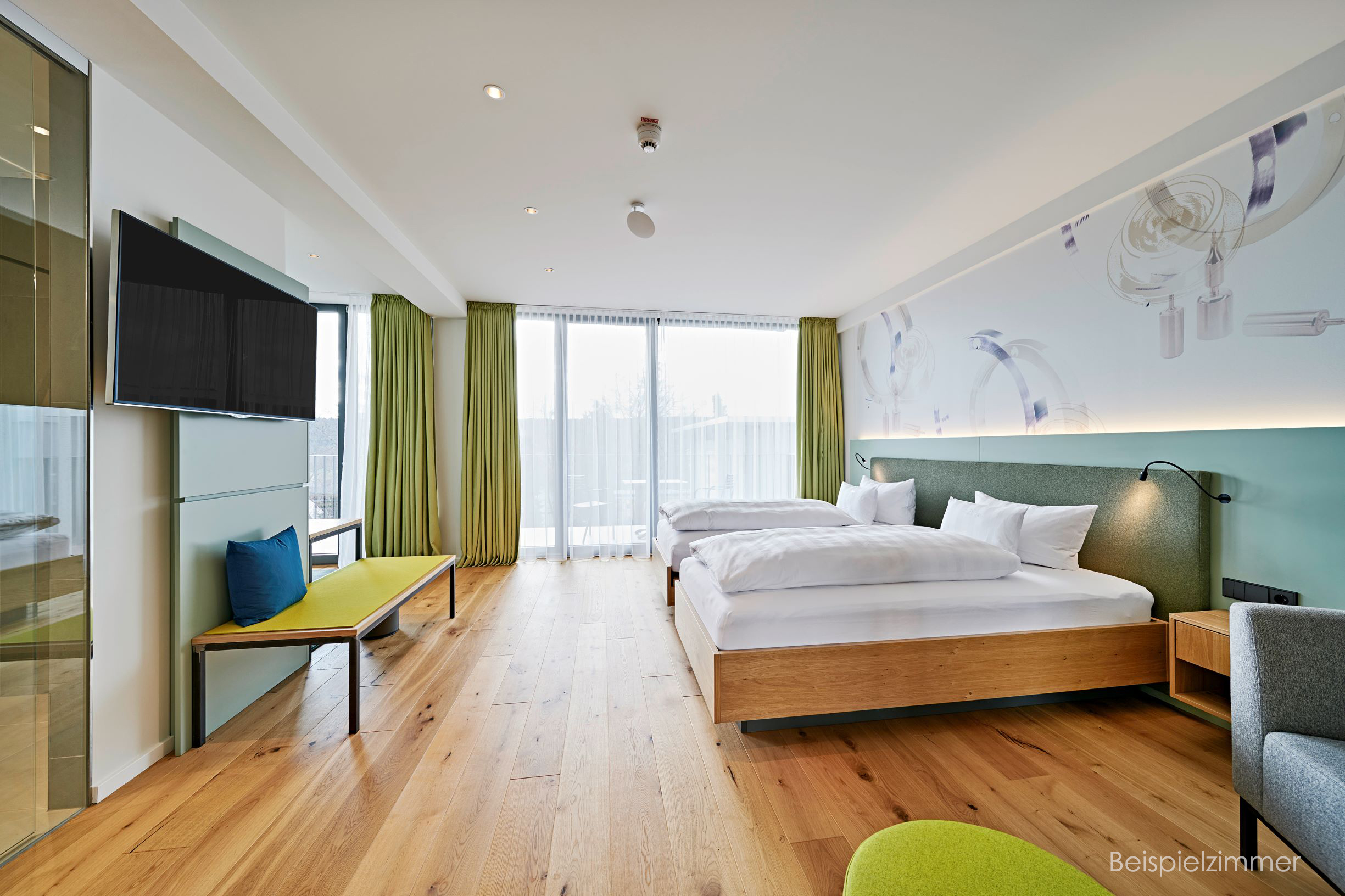 Beispielbild eines Doppelzimmers mit zwei Betten in der Kategorie Vertrieb im Weitwinkelformat fotografiert