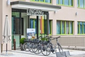 Vier E-Bikes vor dem Eingang des Hotel Federwerk