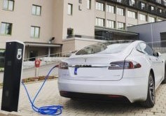 E-Ladesäule mit Tesla Auto vor dem Hotel Federwerk