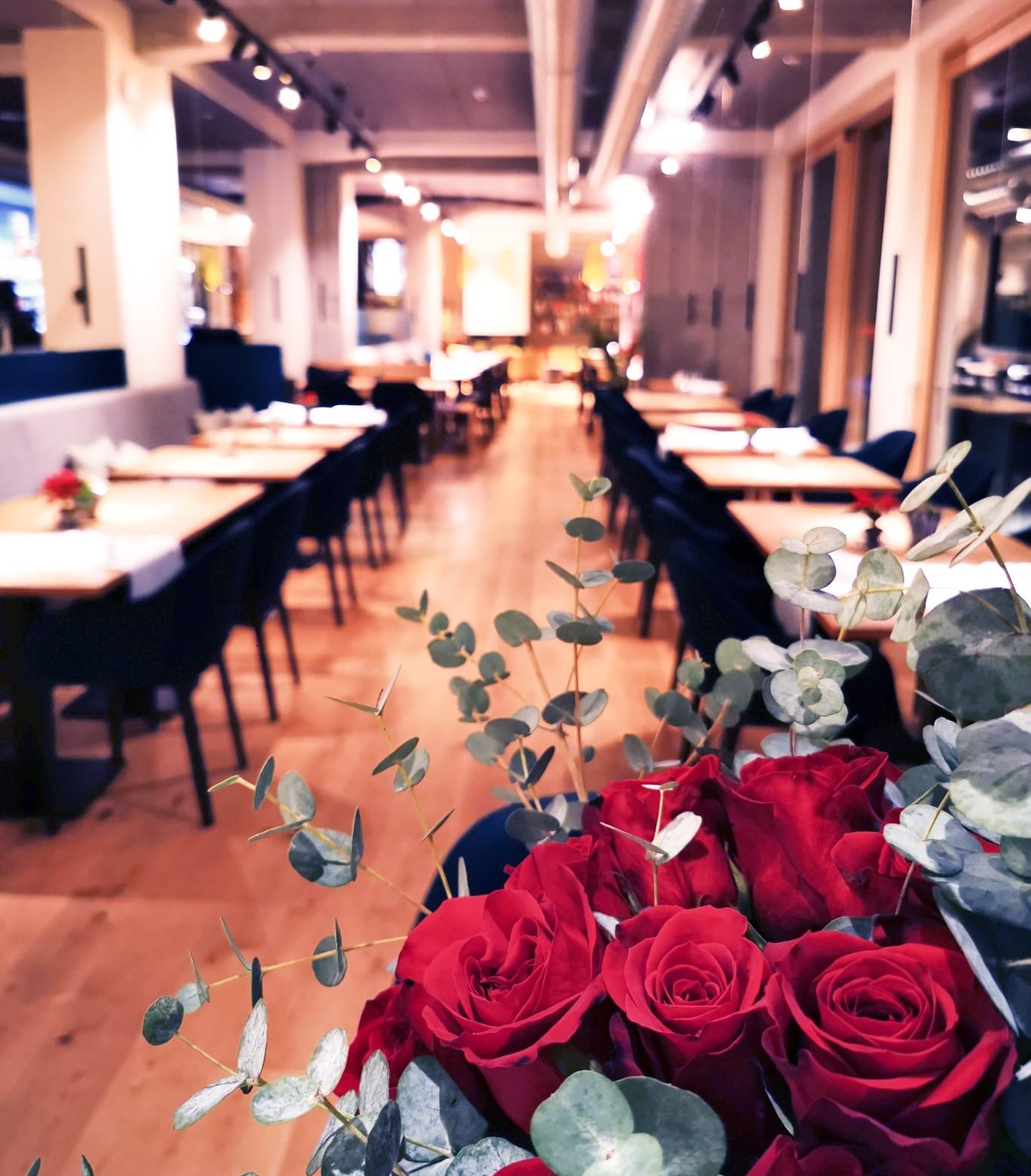 Foto des Restaurant Feinwerk innen abends mit Rosen im Vordergrund