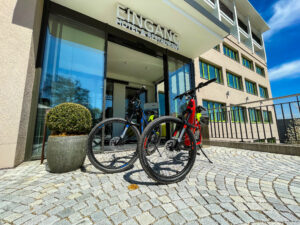 Mountainbikes vor dem Eingang des Hotel Federwerk