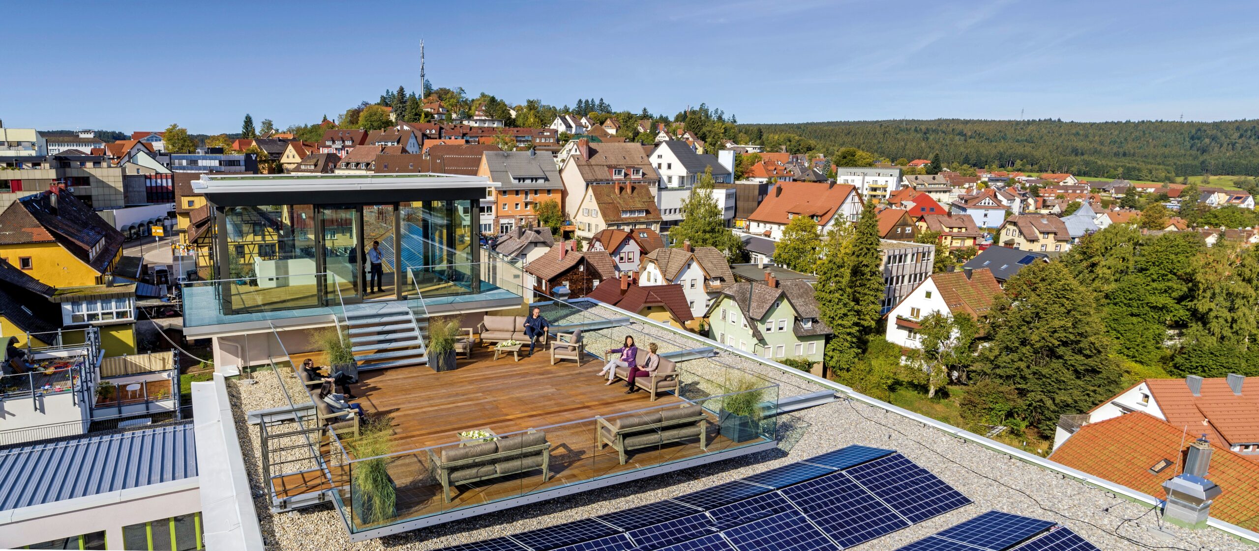 Rooftop 360° Dachterrasse von oben mit St. Georgen im Hintergrund