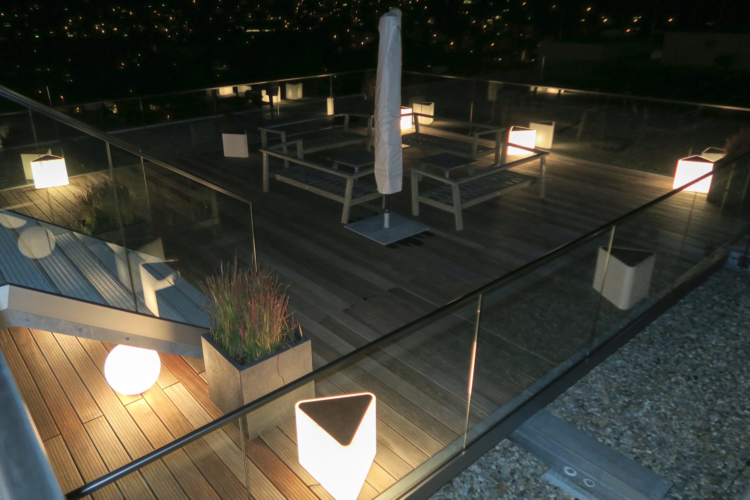 Rooftop 360° Dachterrasse bei Nacht mit Beleuchtung und Lounge-Möbeln